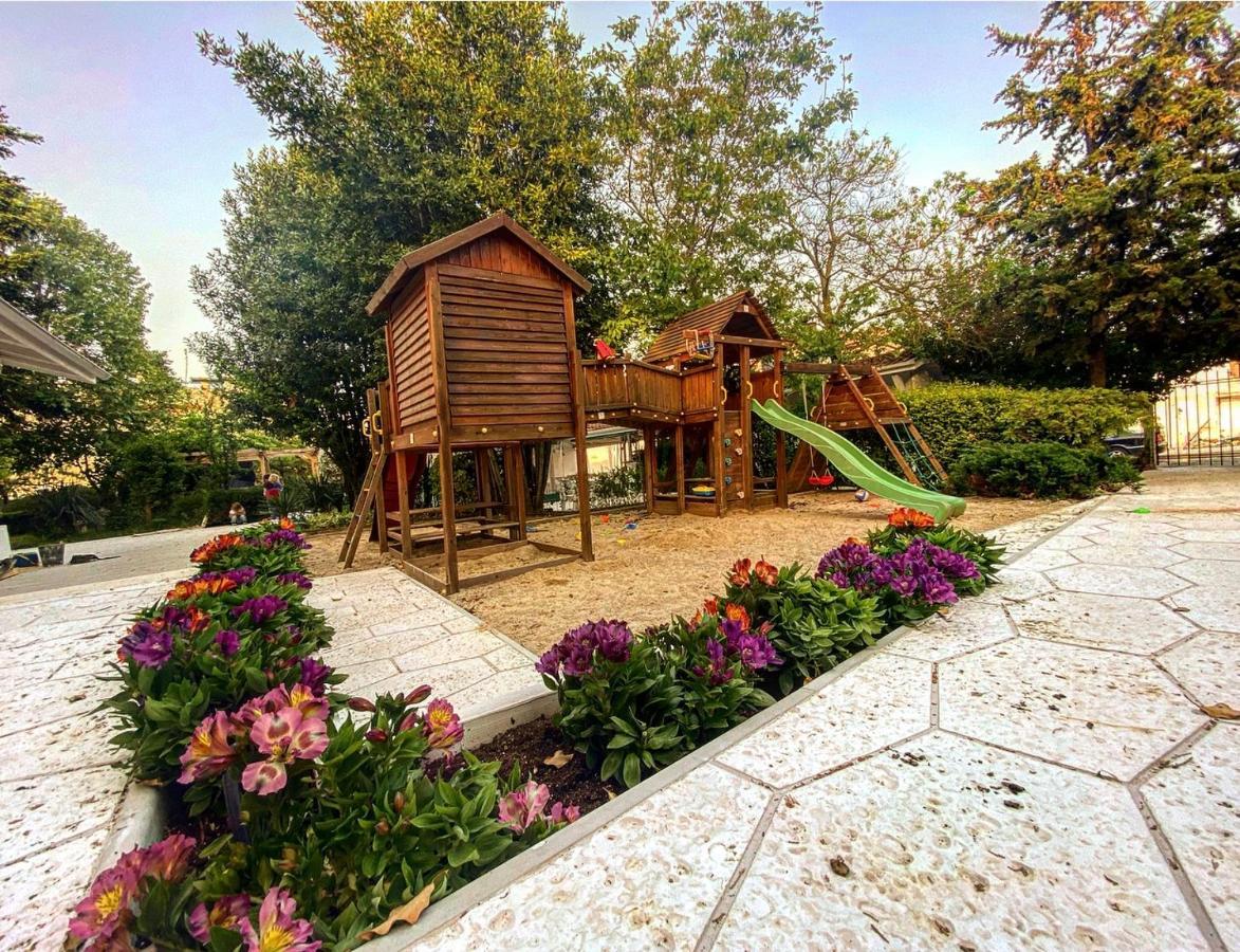 Friends Family Hotel 로제넷츠 외부 사진
