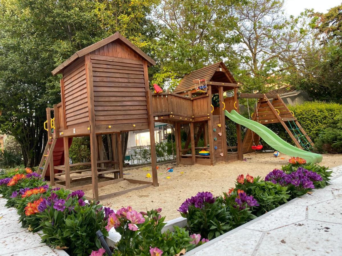 Friends Family Hotel 로제넷츠 외부 사진